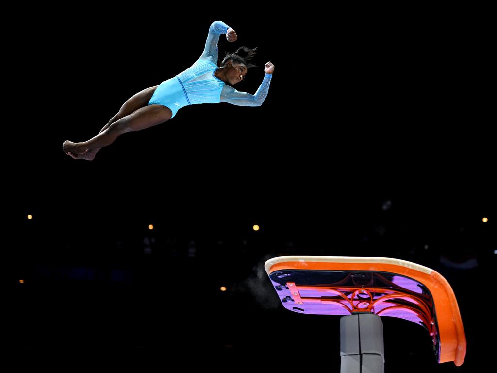 Simone Biles maakt bij WK-rentree ongelooflijke comeback met 'onmogelijke' sprong