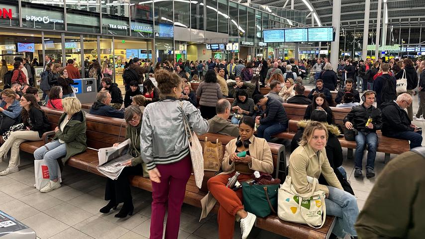 Vertragingen op het spoor rondom Amsterdam en Utrecht blijven tot het einde van de avond aanhouden.