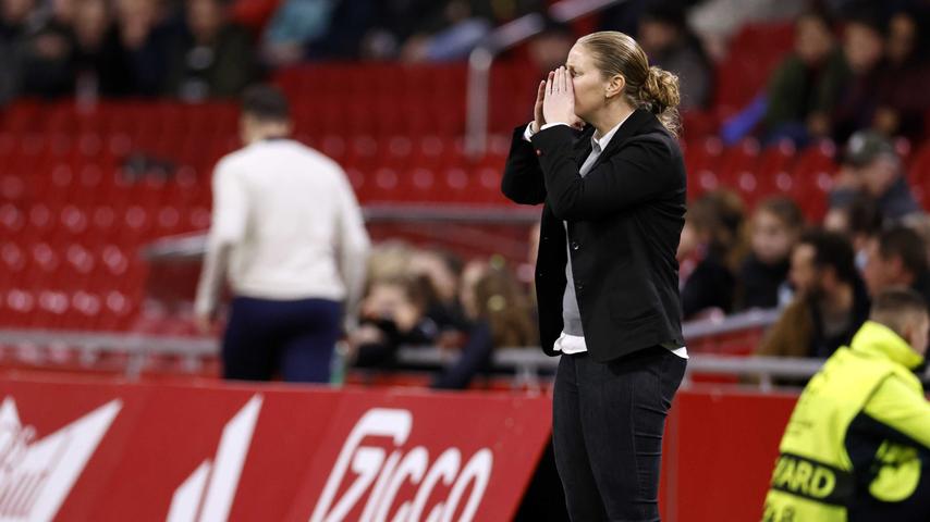 Ajax-trainer Erik ten Hag in shock na stuntzege tegen PSG: 'We hebben het gedaan!'