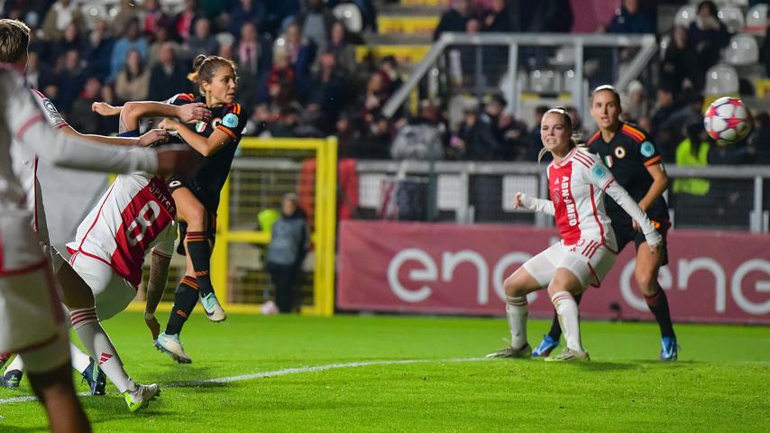 Ajax Vrouwen lijdt pijnlijk verlies bij Roma in Champions League-wedstrijd