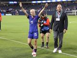 Coach Hayes moet voetbalsters VS naar nieuw succes leiden met record salaris.