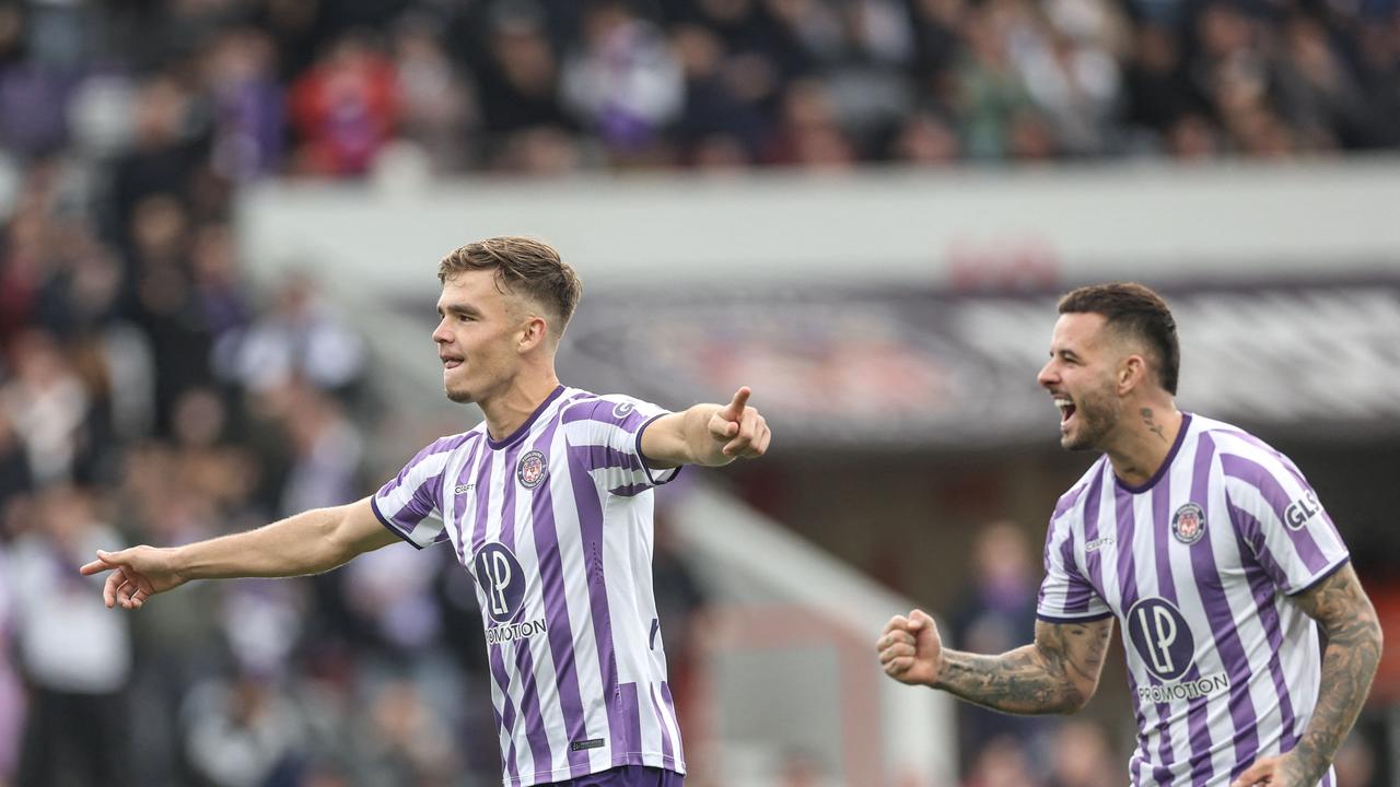 Dallinga slaagt erin penalty te scoren, maar mist ook, bij pijnlijke nederlaag tegen Toulouse