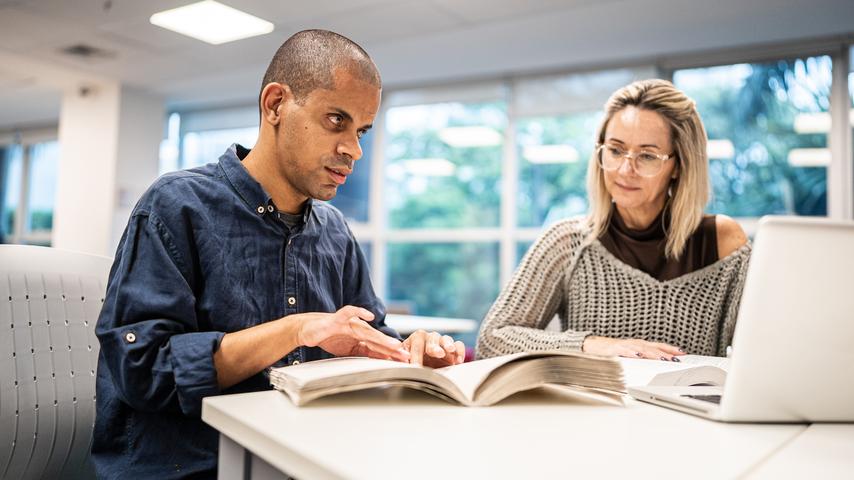 enHogescholen en universiteiten bieden onvoldoende ondersteuning aan studenten met beperkingen