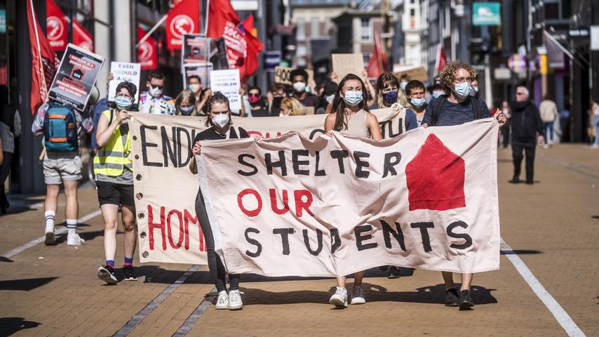 Hier is wat partijen zeggen over studeren in het Engels, arbeidsmigratie en asielopvang