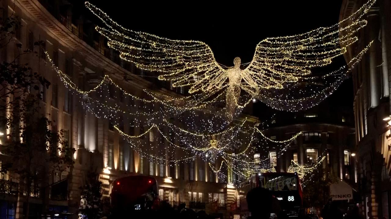 Kerstverlichting verschijnt weer in de populaire Londense wijk West End