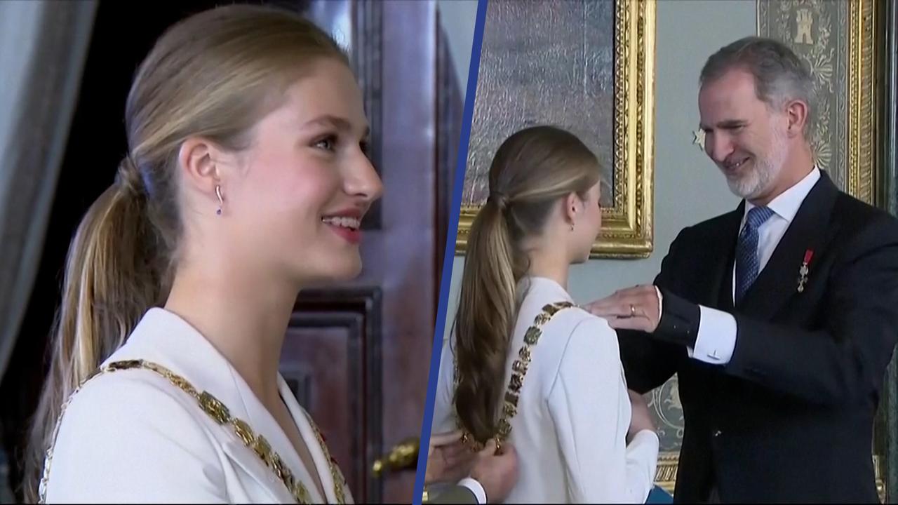 Koning Felipe VI geeft dochter Leonor (18) de hoogste Spaanse onderscheiding.