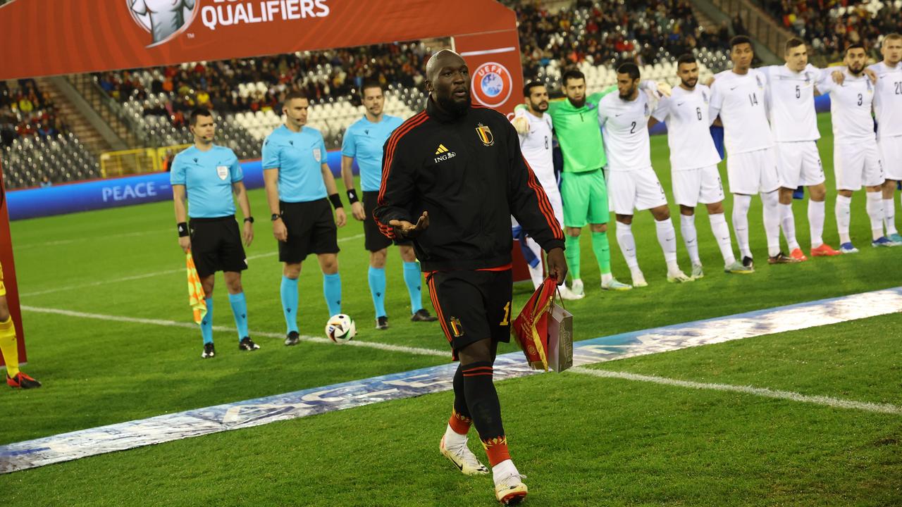 Lukaku ontlokt België overwinning en stuurt Oranje naar pot 3 EK-loting