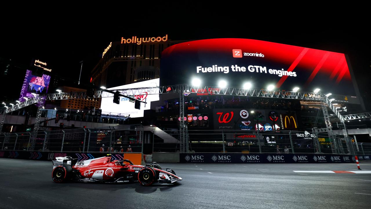 Max Verstappen klokt diep in de nacht de zesde tijd in tweede training in Las Vegas