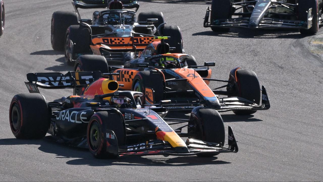 Max Verstappen wint sprintrace in Brazilië na een overwinning op Lando Norris bij de start