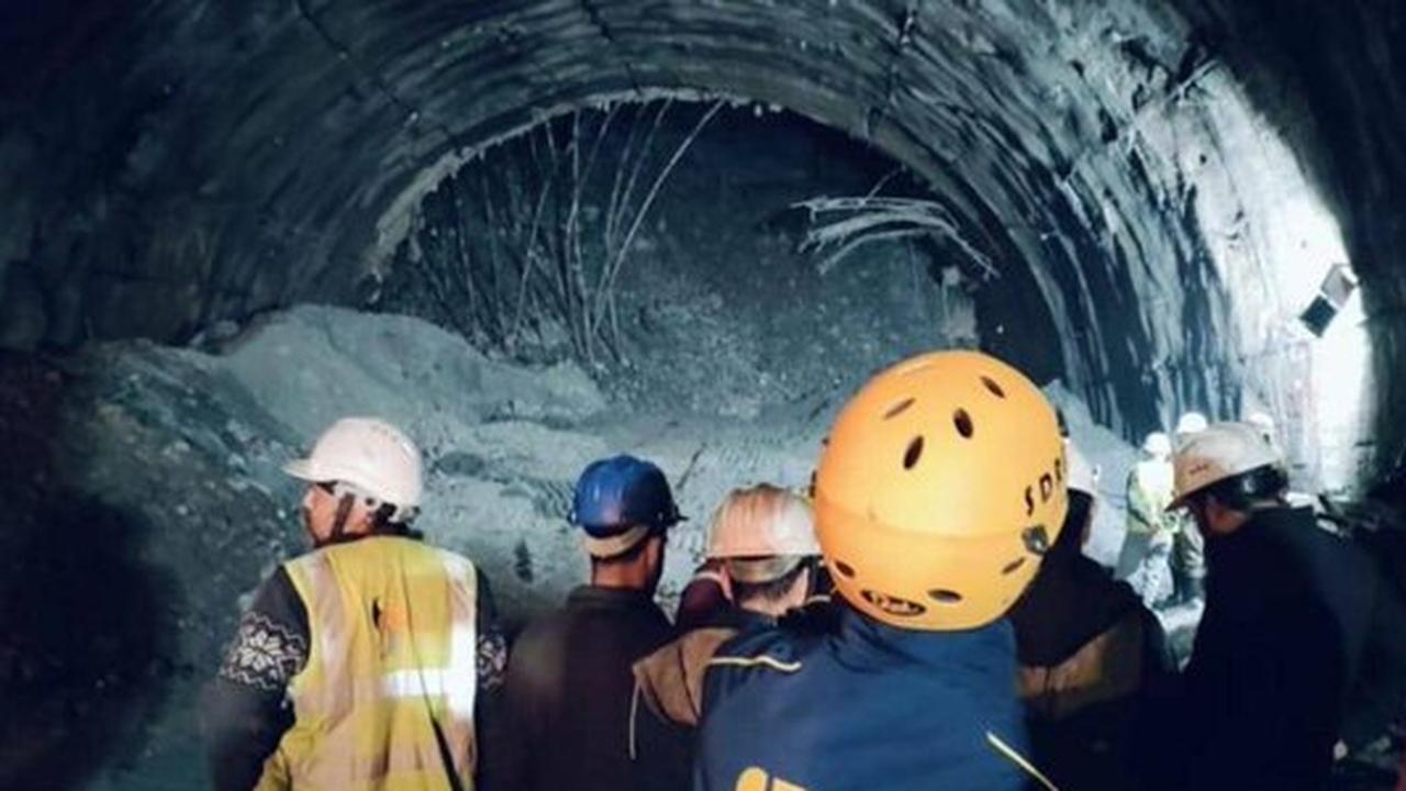 Reddingswerkers boren tunnels om bouwvakkers in India te bevrijden die al een week vastzitten