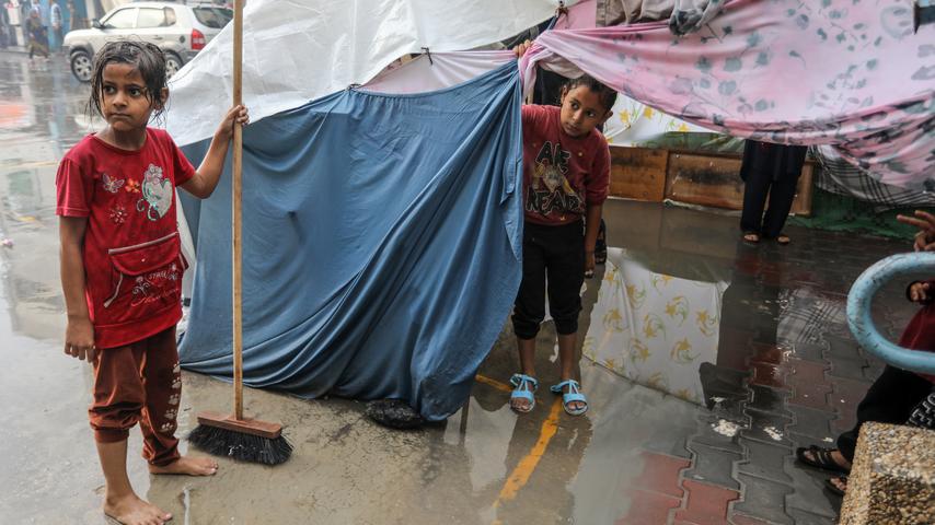 Regen veroorzaakt problemen in Gaza, Israël beweert overheersing van overheidsgebouwen