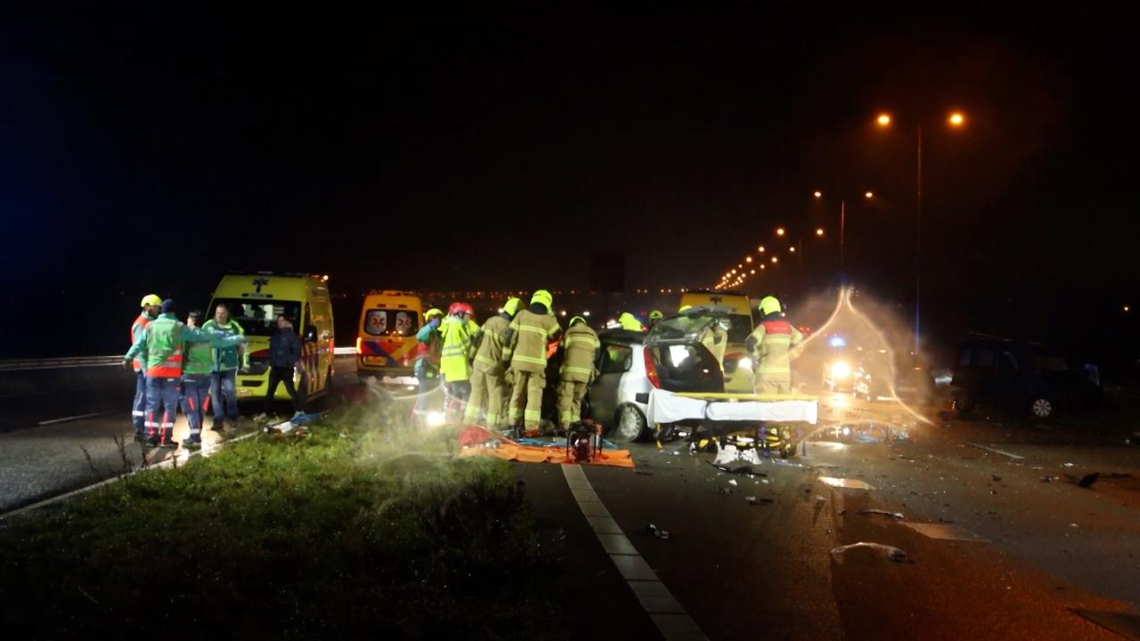 Zevenauto-ongeluk bij Alkmaar leidt tot twee zwaargewonden en vier gewonden.