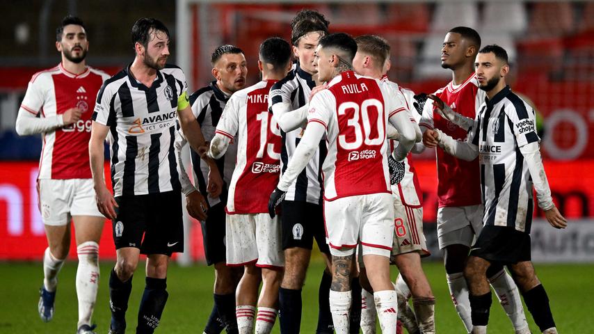 Amateurvoetbalclub Hercules verslaat Ajax in legendarische bekerwedstrijd