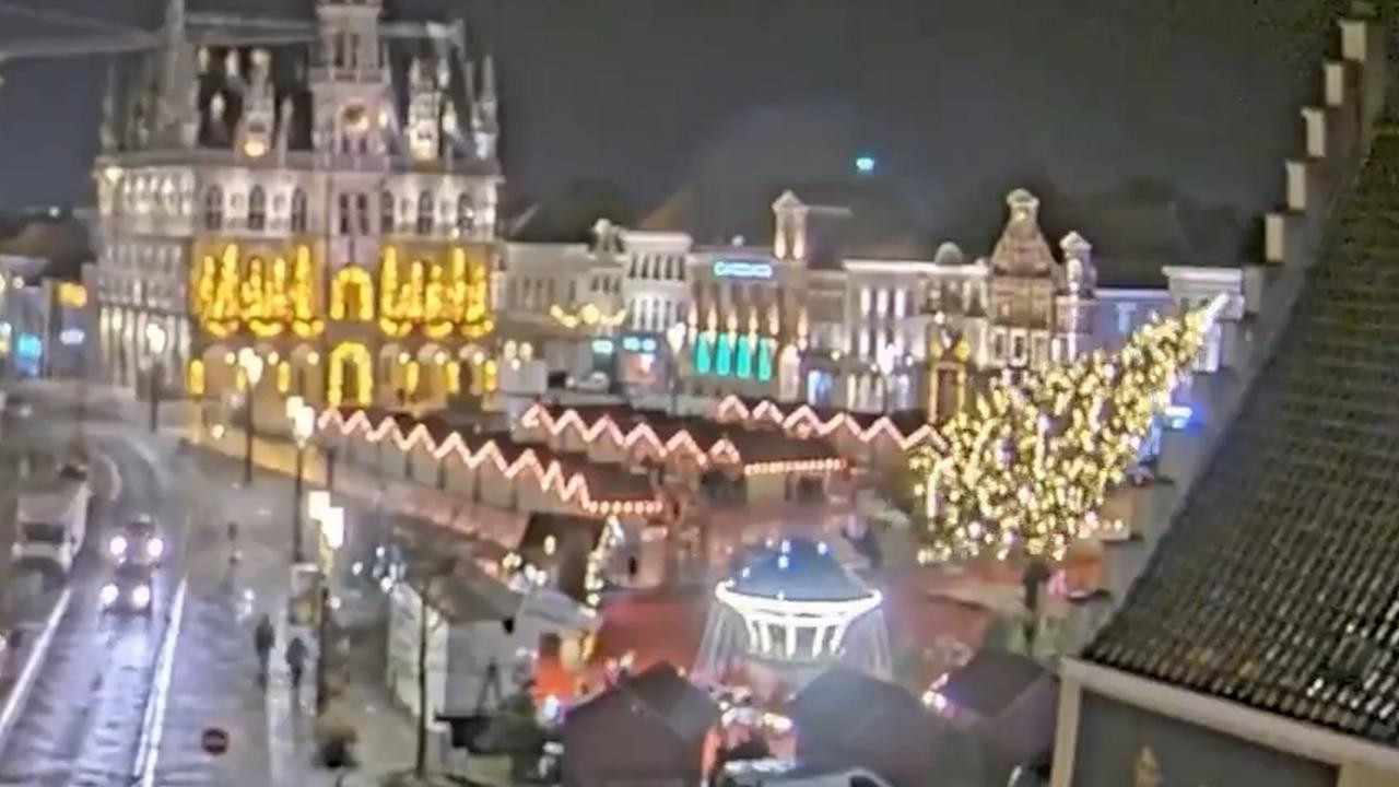 Belgische kerstmarkt getuige van metershoge boom die omvalt op beelden van webcam