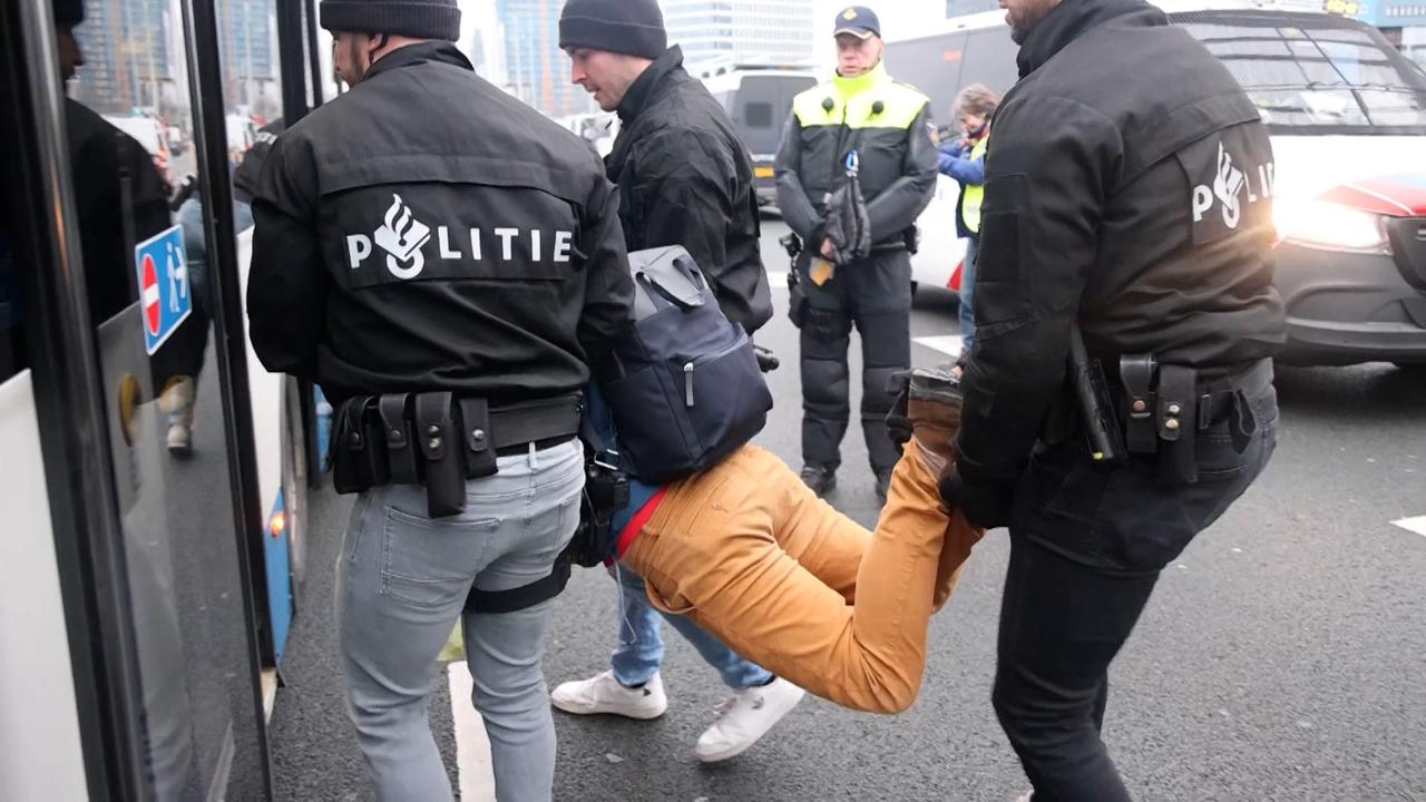 Bijna 400 mensen aangehouden tijdens klimaatblokkade op de A10 bij Amsterdam