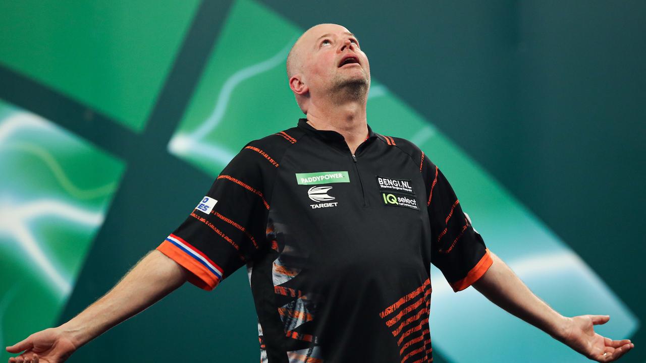 DartsVan Barneveld wint na moeizame start WK Darts, treft toptalent Littler in vierde ronde