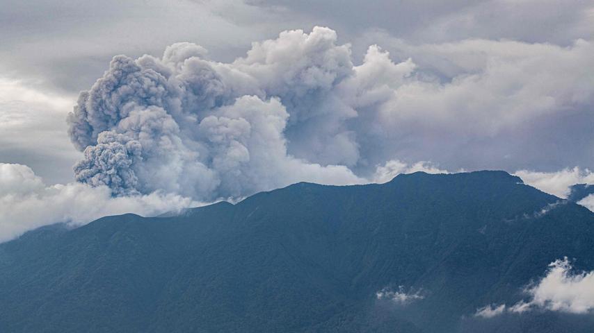 Elf bergbeklimmers gevonden overleden na uitbarsting vulkaan in Indonesië