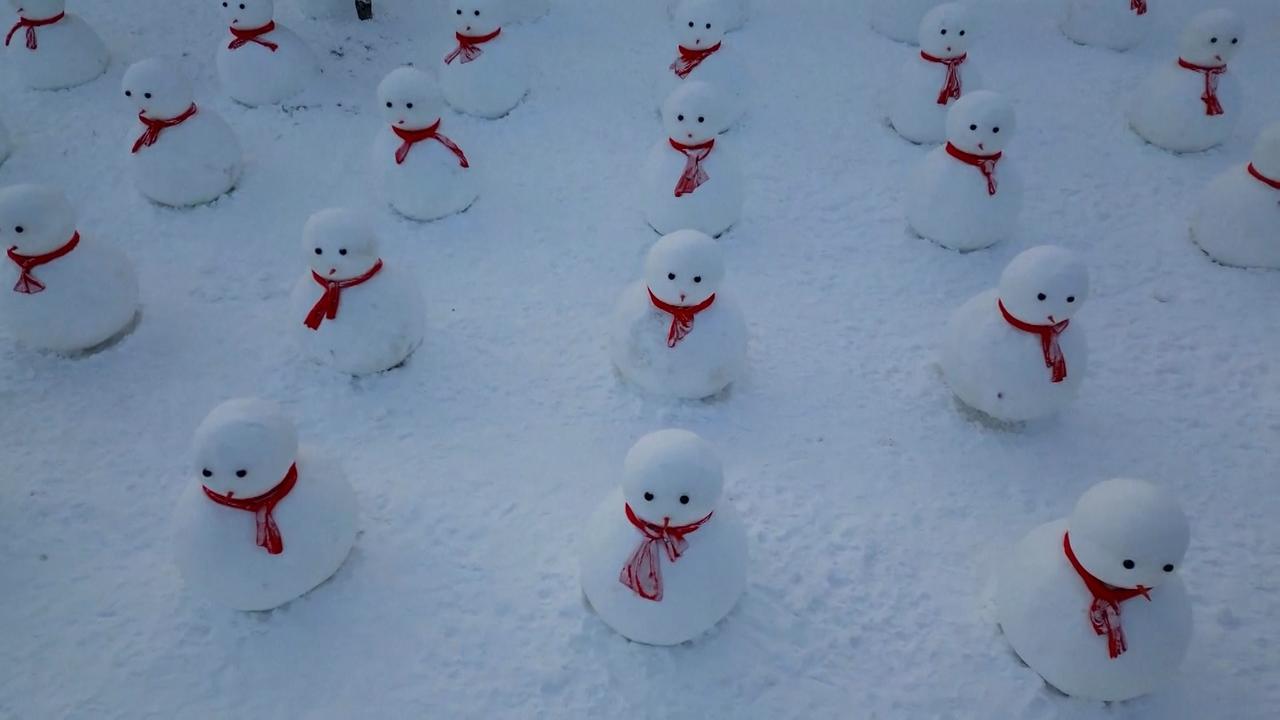 Honderden sneeuwpoppen vormen een ‘leger’ op straat in China