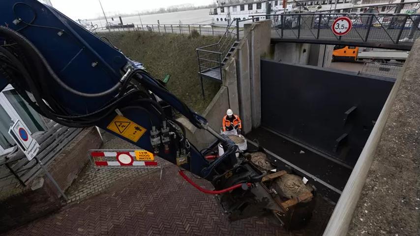 Hoogwater dwingt sluiting van enorme deur in deze kade