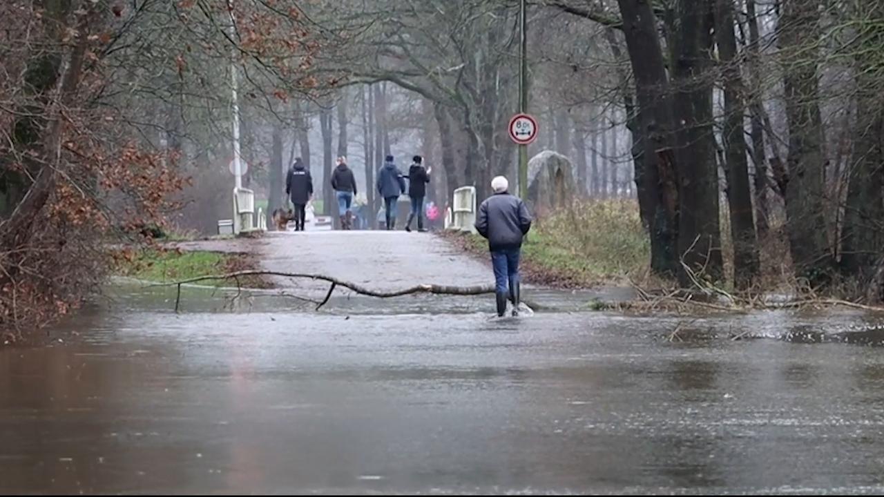 Hoogwater in Nederland: Sloot staat helemaal vol na regenval