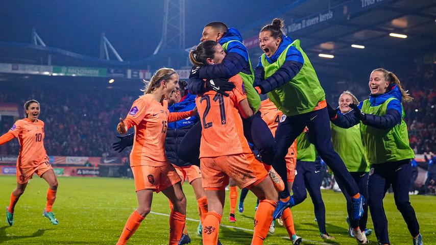 Jonker beleeft spectaculaire ontknoping met Oranje: 'De meiden barsten uit hun voegen'