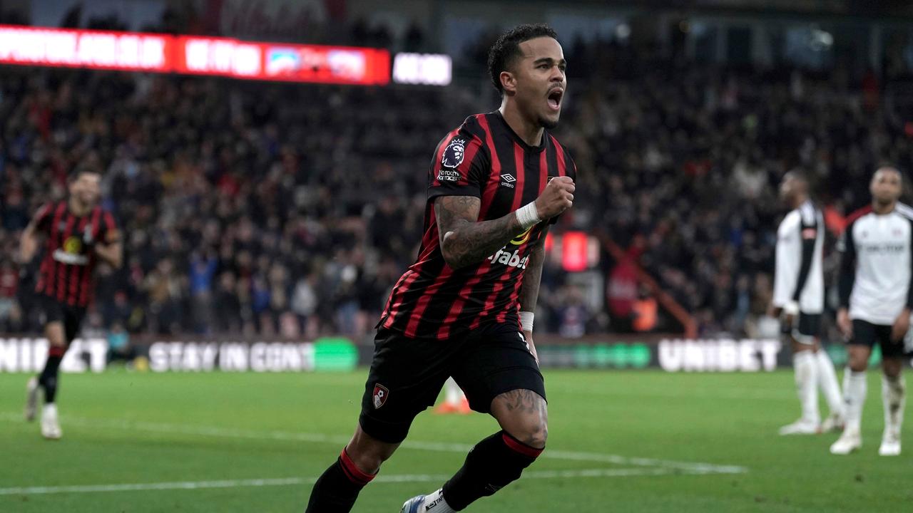 Justin Kluivert volgt het voorbeeld van Nathan AkÃ© en scoort een goal op Boxing Day, waardoor Bournemouth wint