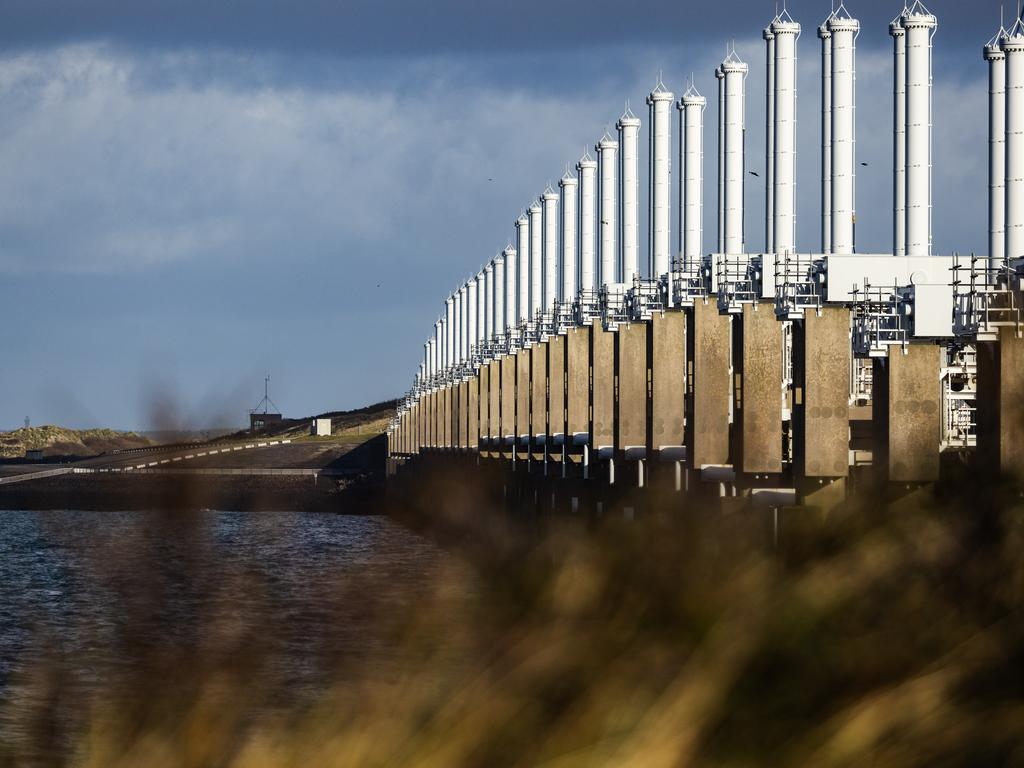 Maeslantkering sluit voor het eerst automatisch bij hoogwater