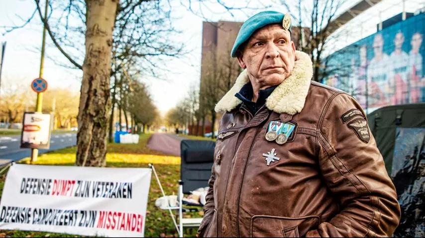 Mario (60), een veteraan, slaapt in een tentje tegenover de kazerne in Utrecht.