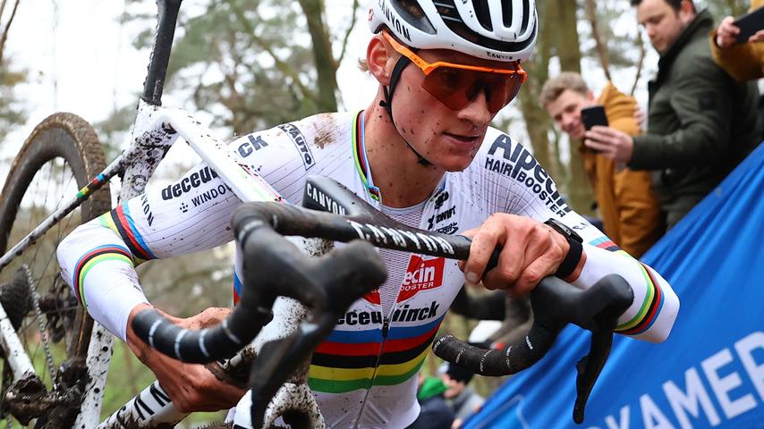 Mathieu van der Poel domineert bij eerste cross: 'Bizar hoog niveau'