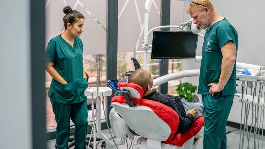 Medisch toerisme: een nieuw gebit of strakke haarlijn in Istanboel krijgen