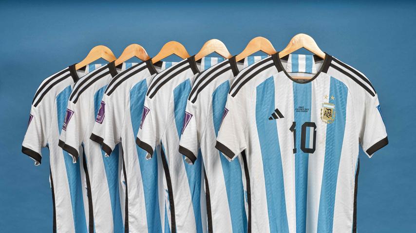 Messi-gedragen gouden WK-shirts geveild voor 7 miljoen euro