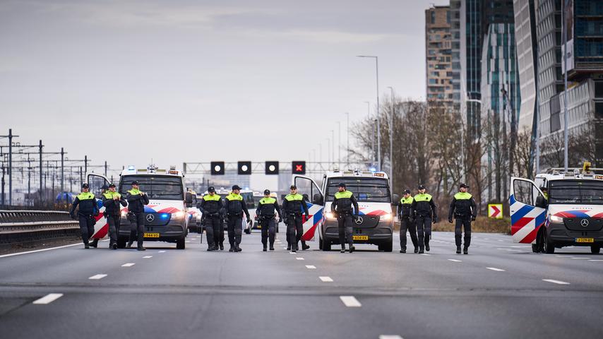 Politie begint na uren van blokkade met ontruiming van A10 in Amsterdam