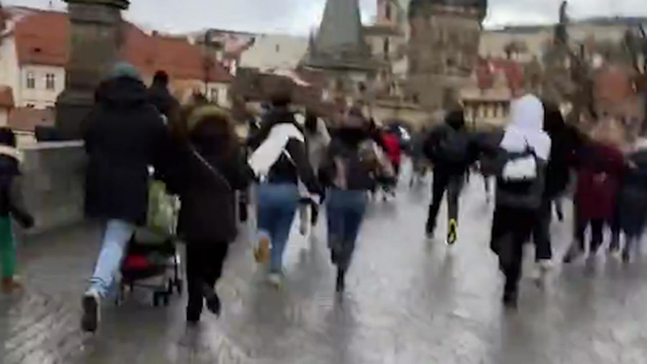 Politie ontdekt tientallen wapens in universiteitsgebouw na schietpartij in Praag