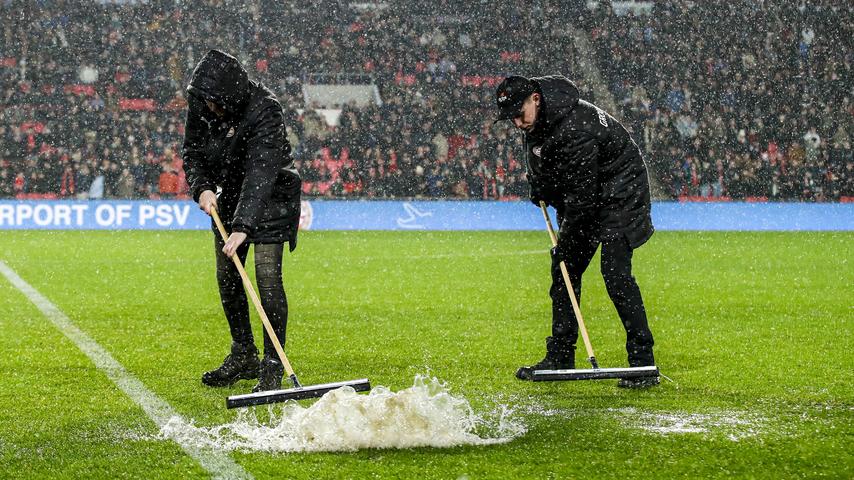 PSV-FC Twente afgelast vanwege hevige regenval: 'Voetbalwedstrijd uitgesteld vanwege levensgevaarlijke weersomstandigheden'