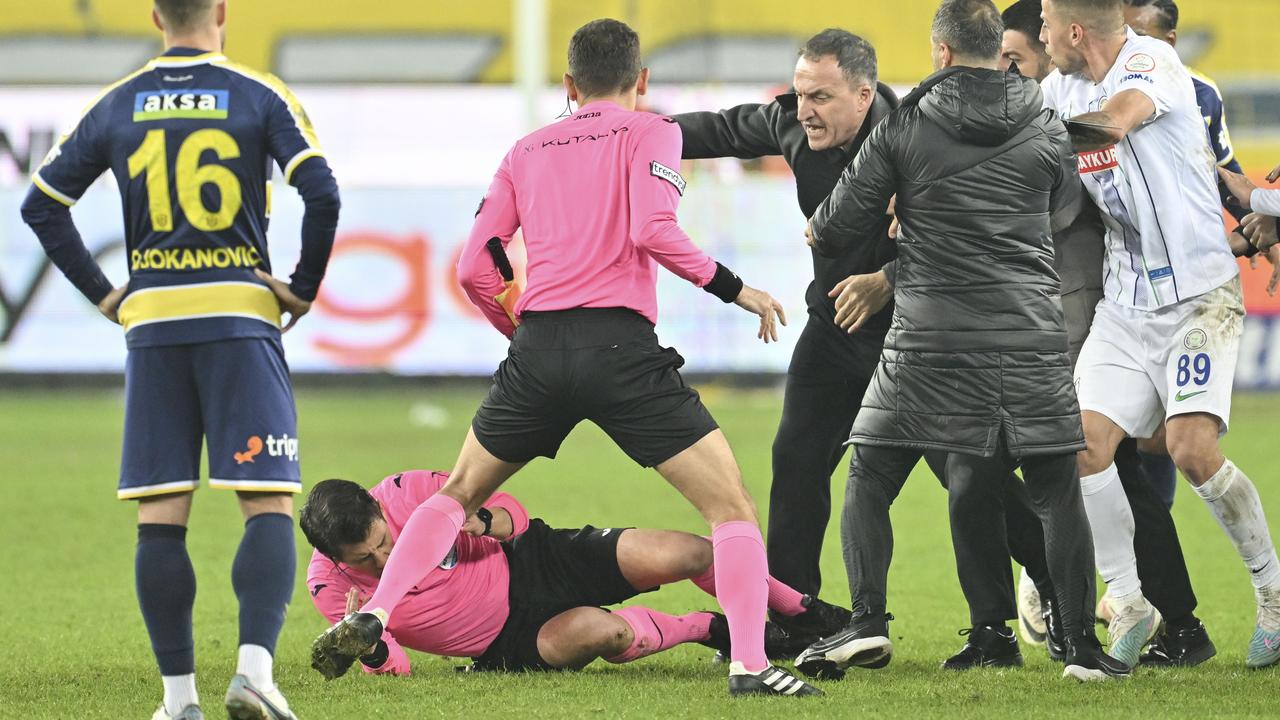 Turkse club AnkaragÃ¼cÃ¼-voorzitter levenslang geschorst voor neerslaan arbiter