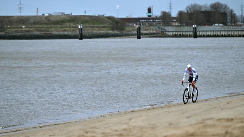 Van der Poel maakt indruk: 'Na Ã©Ã©n versnelling hangen we in de touwen'