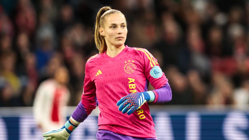 Van Eijk, Ajax-keeper, waarschuwt teamgenoten: 'Jezus, sta snel op!'