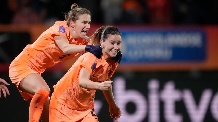 Vivianne Miedema scoort meer dan haar partner Nikita Mead in de UEFA Women's Nations League, zegt: 'Het zal vrij stil zijn in huis'