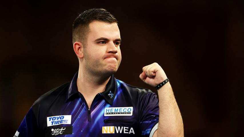 Wattimena verslaat Sherrock en Zonneveld overleeft openingsronde op WK darts