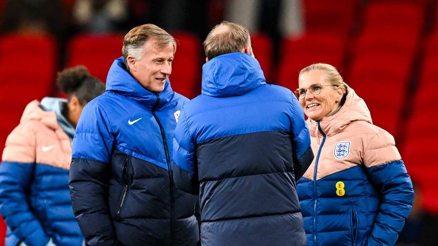 Wiegman en Jonker verwachten geen opzettelijk verlies bij Schotse derby: 'Grote rivaliteit'