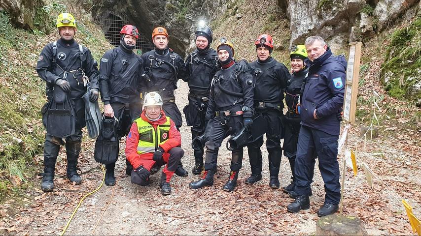 Alle vijf toeristen en gidsen ongeschonden gered uit overstroomde Sloveense grot