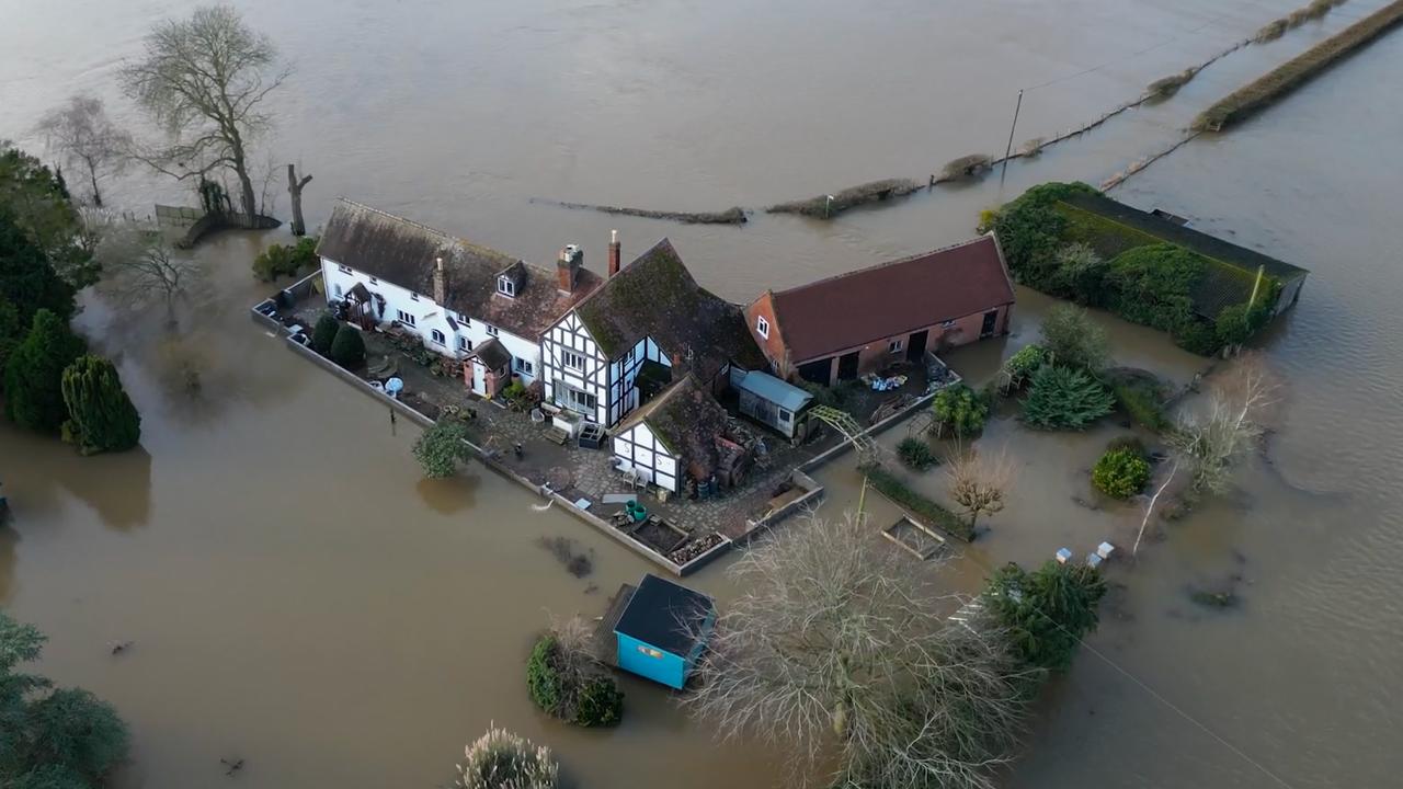 Brit bouwt na elf overstromingen eigen muur om 17e-eeuwse woning