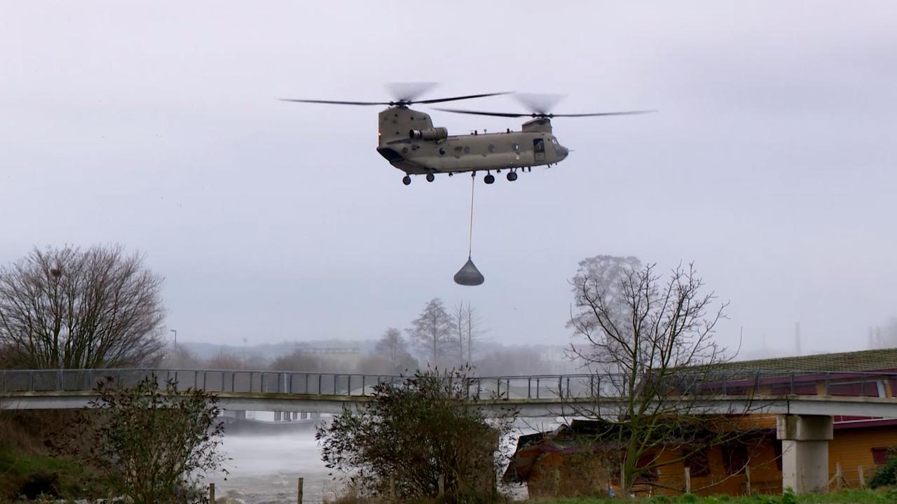 Chinooks storten stenen om kapotte dam in Maastricht te herstellen