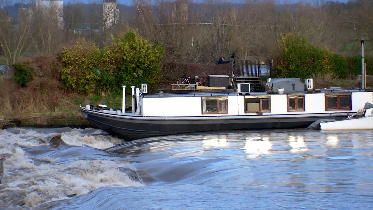 Hoogwater doet losgeraakte woonboot tegen brug in Maastricht botsen