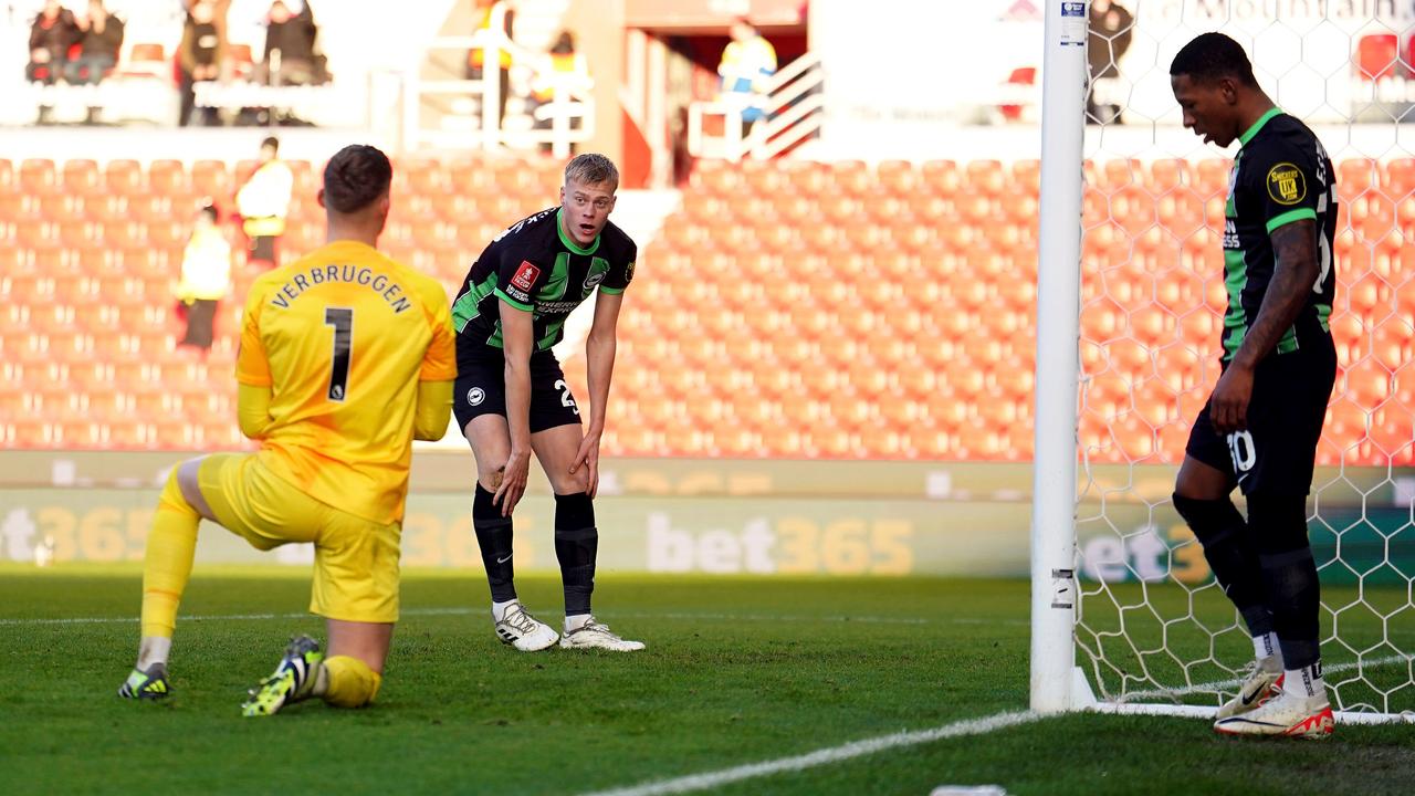 Kluivert scoort winnende goal voor Bournemouth in FA Cup, Van Hecke maakt eigen doelpunt