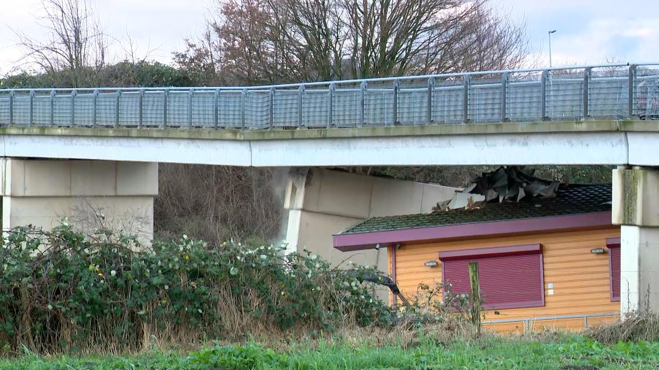 Maastrichtse Brug blijft overeind na botsing met woonboot