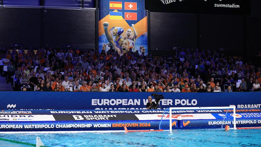 Nederlandse waterpolosters slagen in eerste EK-test en bereiken kwartfinale in eigen land